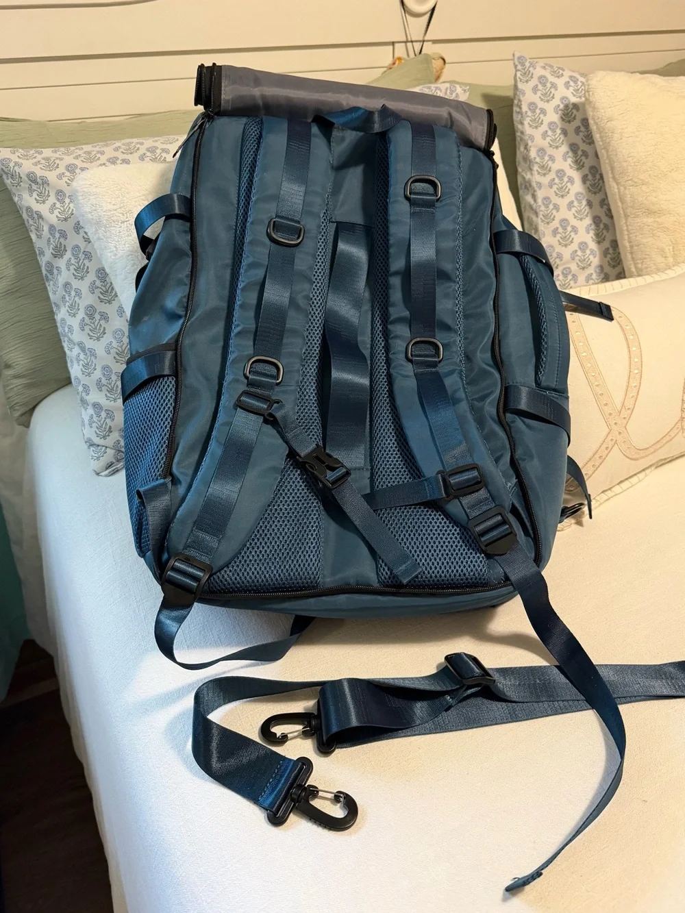 Blue Men's Travel Backpack with Multiple Compartments